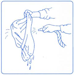f) nebo vymáchejte v nádrži s vodou. Filtrační sáček lze také občas vyprat v pračce při normálním programu pro syntetické tkaniny (do 30 C) bez použití pracích prostředků.