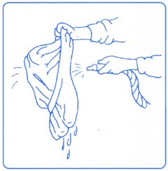 G) nebo vymáchejte v nádrži s vodou. Filtrační sáček lze také občas vyprat v pračce při normálním programu pro syntetické tkaniny (do 30 C) bez použití pracích prostředků.