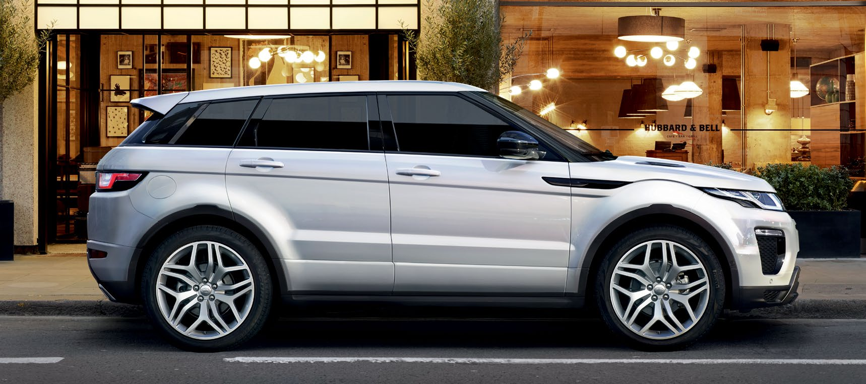PĚTIDVEŘOVÝ MODEL Range Rover Evoque s pětidveřovou karoserií poskytuje vysokou úroveň funkčnosti, aniž by slevoval z moderního designu či stylu.