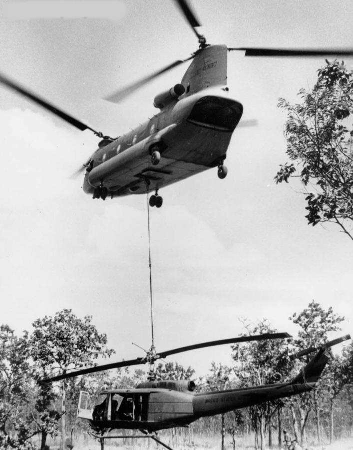 CH-1 Chinook odlétá na základnu s poškozeným UH-1.