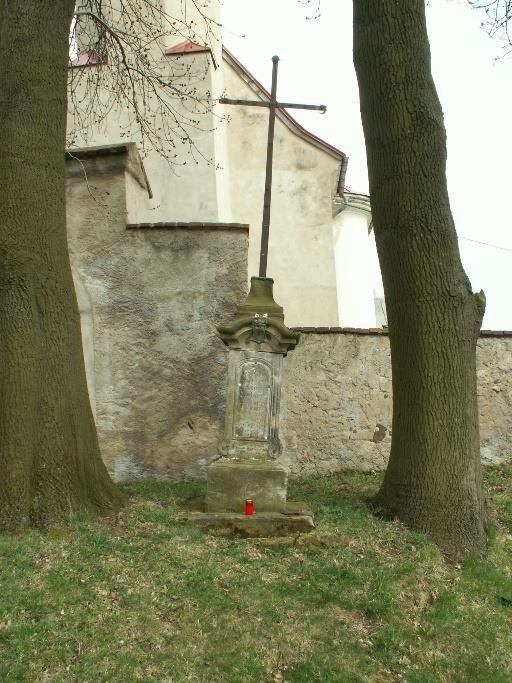 u ohradní hřbitovní zdi kostela sv.