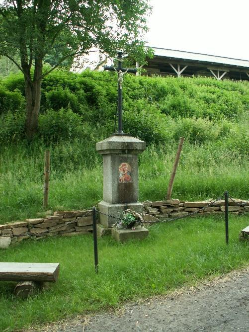 77. Menzelův pomník na východní straně za kostelem sv.