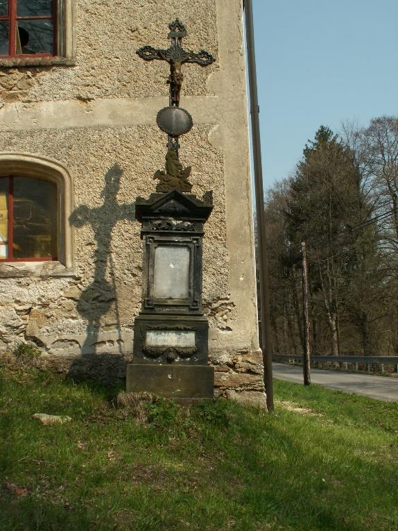 vstup od obecního úřadu, Horní Řasnice pískovcový