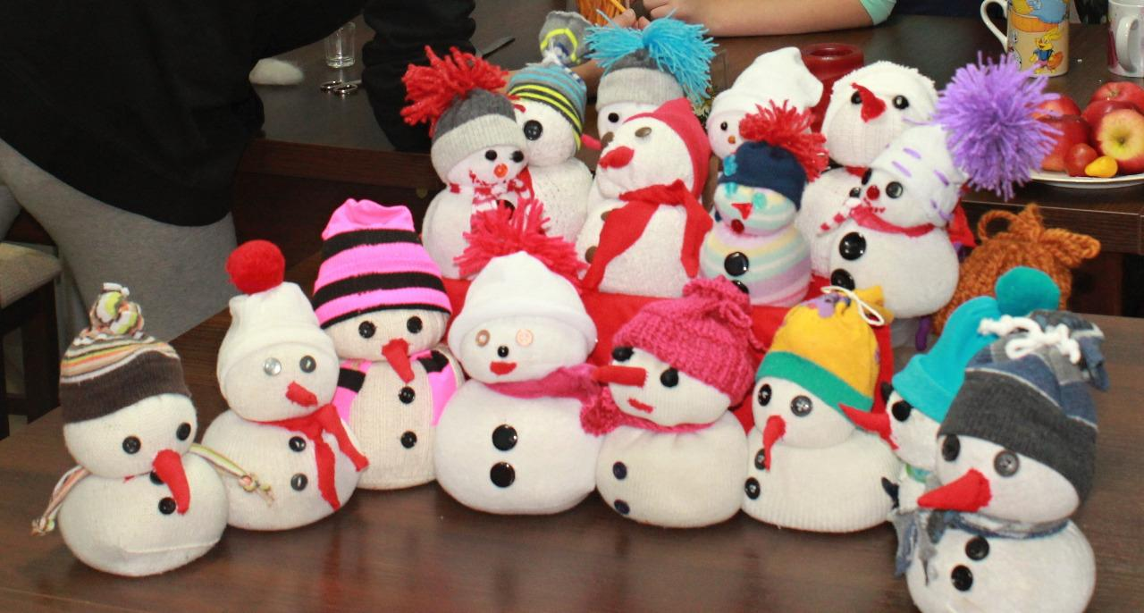 "Labuťačky" tvořily sněhuláky OSADA LABUŤ Předvánoční čas je předznamenán také mimo jiné i přípravou vánoční výzdoby, zhotovením