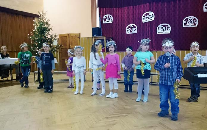 Ze života bratrušovské školy Na začátku listopadu děti MŠ a ZŠ přivítali naše čtyři prvňáčky v rámci besídky