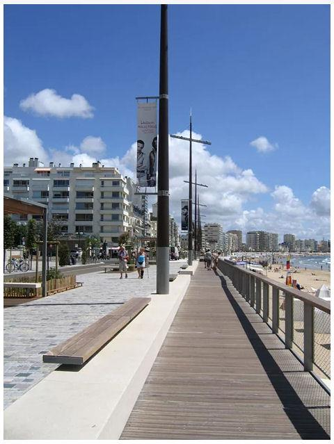 Promenade des Sables d'olonne Obnovení nábřeží s úkolem snížit dopravu a vytvořit klidnou promenádu s