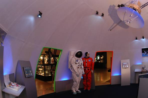 4. VÝSTAVY, KNIHOVNY V roce 2008 byly pro návštěvníky k dispozici stálé astronomické výstavy ve všech třech střediscích.