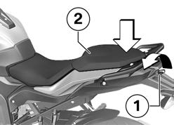 z Montáž Montáž připojení Demontáž sedadla Odstavte motocykl, dbejte na to, aby stál na rovném pevném