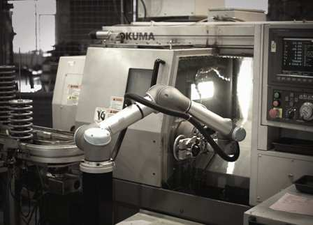 Robot je obsluhován jedním operátorem, který celé centrum seřídí, nastaví a spustí. Nastavení automatického centra trvá přibližně asi hodinu.