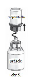 4. Položte lahvičku s práškem na pevný povrch a pevně jí držte. Vezměte lahvičku s rozpouštědlem s připojeným Mix2Vial a otočte ji dnem vzhůru.