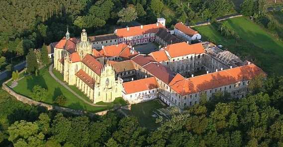 g) Zemědělství Nejvhodnější zemědělskou oblastí je Plzeňská kotlina, pěstují se zde hlavně obilniny. Výzamná je ale též produkce řepky.