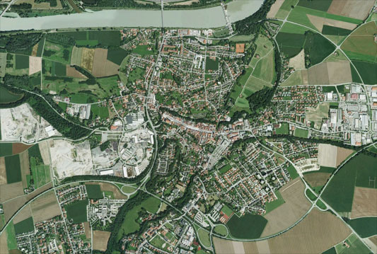 84524 Neuoetting in Altoetting (kruh) obyvatelstvo 8.476 poznávací značka Url AÖ http://www.neuoetting.de Neuoetting leží na východ od Horního Bavorska, v těsné blízkosti Altötting.