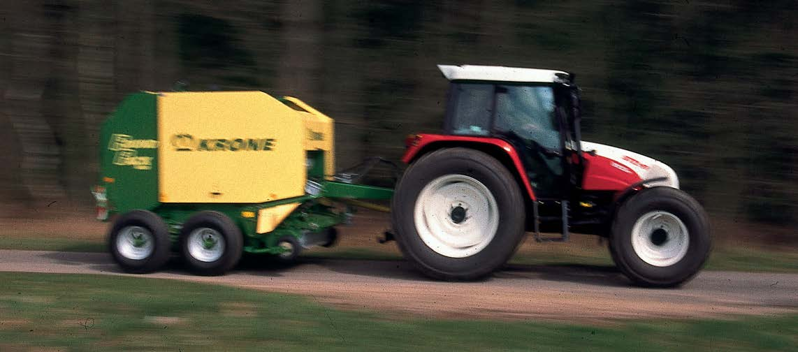 To je svezení! KRONE nabízí u lisů Round Pack různé varianty podvozků. Tandemová náprava se vyznačuje obzvlášť klidným chodem.