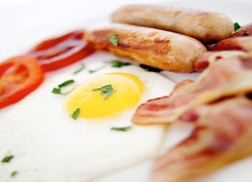 2. MEALS IN GREAT BRITAIN Traditional English breakfast is a very big meal - sausages, bacon, eggs, tomatoes, mushrooms.