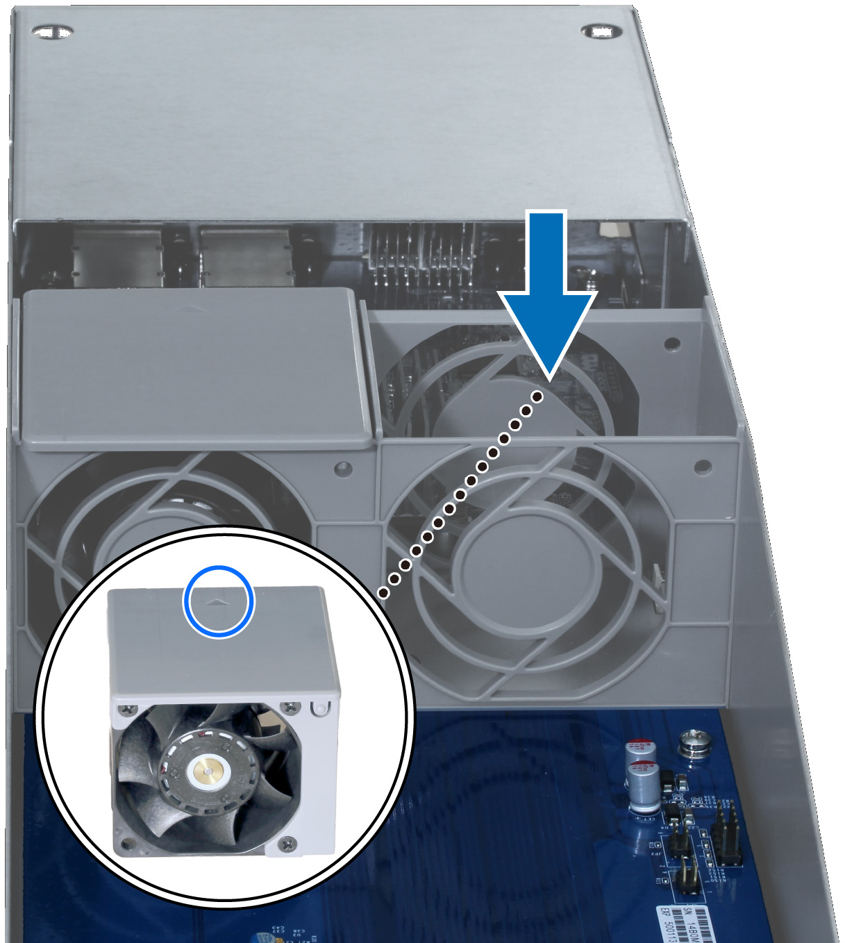 2 Připravte si nový ventilátor, zarovnejte šipku s bodem na zadním panelu tak, jak vidíte na následujícím obrázku a vložte