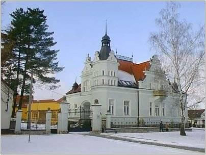 V celém řešeném území je řada objektů a staveb hodnotných z hlediska stavebního,