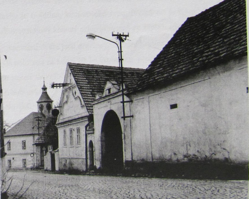 3 Dvůr Urbanovský (u Michlů, Kladivů) Je to jeden z nejstarších dvorů. Jakýsi Urban je psaný i v seznamu z roku 1607.