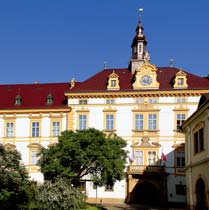 Olomouc py na volný čas OLOMOUC py na volný čas Arcibiskupský palác Oficiální sídlo olomouckých biskupů a arcibiskupů, místo, kde na trůn nastoupil Fran šek Josef I.