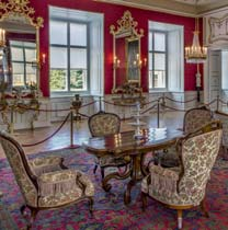 Objekt z druhé poloviny 17. stole nabízí návštěvníkům prohlídkový okruh s reprezentačními sály, v nichž se dochovala bohatá rokoková, empirová i neobarokní výzdoba a dobový mobiliář.