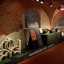 cz Arcidiecézní muzeum Jádro Arcidiecézního muzea Olomouc je tvořeno bývalou rezidencí olomouckých kapitulních děkanů, k níž byly v průběhu stale přičleňovány další, mnohdy starší objekty.