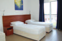 úpadku, pobytovou taxu Informace Hotel Jadran Plavi je kompletně zrekonstruovaný, klimatizovaný, leží v klidné části letoviska Vodice Lovetovo/ Srima, 120 m od