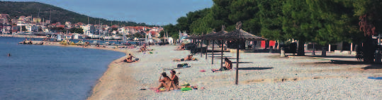 svažující oblázkové pláže, vhodné i pro děti Centrum městečka 15 minut procházkou podél pobřeží nebo turistickým vláčkem Sportovní vybavení na pláži
