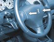 Ovladač je ve výrobě nastaven do polohy 0. VÝŠKOVÉ SEŘÍZENÍ VOLANTU Ve stojícím vozidle odblokujte volant stlačením ovladače směrem dolů.
