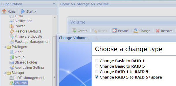 Pro svazek typu RAID 5 nebo RAID 6 u modelů s čtyřmi nebo více šachtami * 1. Vypněte stanici Synology Disk Station. 2. Vyměňte první interní pevný disk za větší. 3.