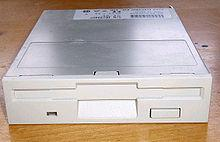 Disketová mechanika Disketová mechanika je počítačovou komponentou, která umožňuje počítači načítat data z disket a ukládat je na ně.
