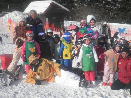 Každý den ráno vyjížděly děti od své MŠ na Klínovec. Na sjezdovce na ně čekala zpravidla trojice lyžařských instruktorů z lyžařské školy.