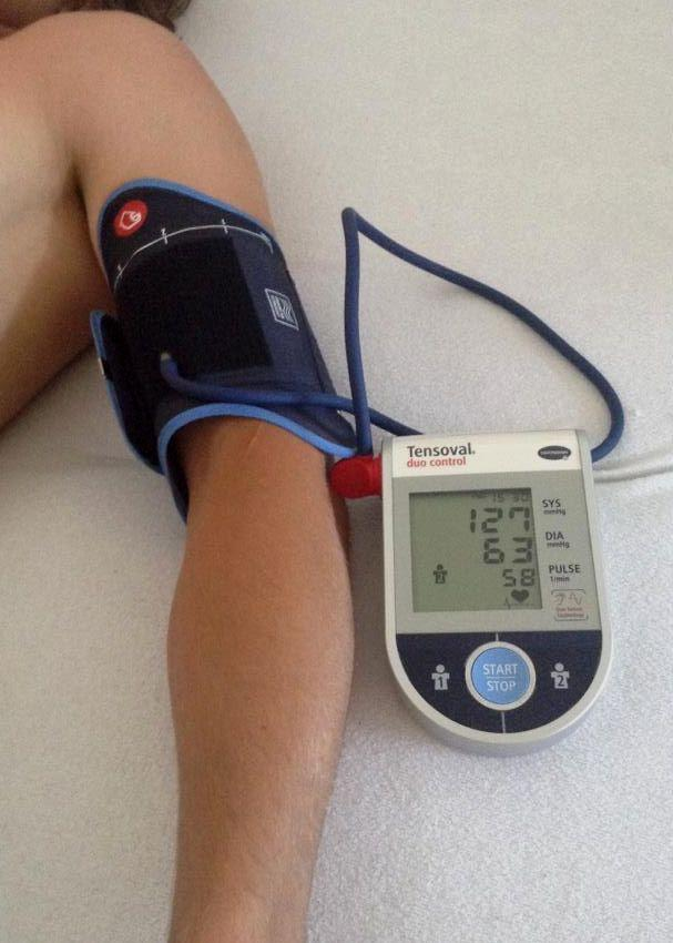 metodou, kterou využívají digitální přístroje na měření krevního tlaku a poslechovou (auskultační) metodu.