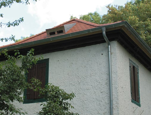 Obr. 14 Ukázka nově vybudovaných střešních okének pro vrápence malého v Bad Berka, Německo (foto: Michael Kranz). místa k zavěšení Jako vlastní úkryt mohou netopýrům sloužit různá místa v rámci půdy.