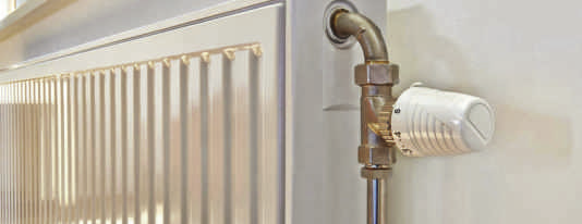Programovatelná termostatická hlavice FK3030C 5-29 C AA 2x 7T 7* S tímto termostatem přesně zvolíte, ve který den, v jaký čas a jaká teplota má být nastavena v dané místnosti.