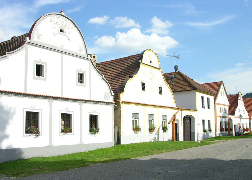 zahrada, která byla v 19. století upravena na anglický park, který se pyšní jednou z našich nejkrásnějších zahradních staveb, kterou je letohrádek Belarie. 11 Podhradí neboli Latrán vznikalo od 13.