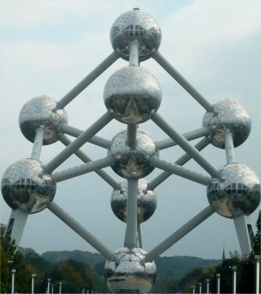 Atomium Mezinárodní výstava Expo 58 konaná v Bruselu v roce 1958 se stala vyjádřením nového stylu a atomového věku.