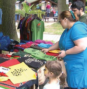 Sovy pálené jsou v ostravské zoologické zahradě dlouhodobě nejúspěšnějšími rodiči mezi ptačími druhy, které jsou zařazené do repatriačních programů od roku 1995 poskytla Zoo Ostrava pro vypuštění do