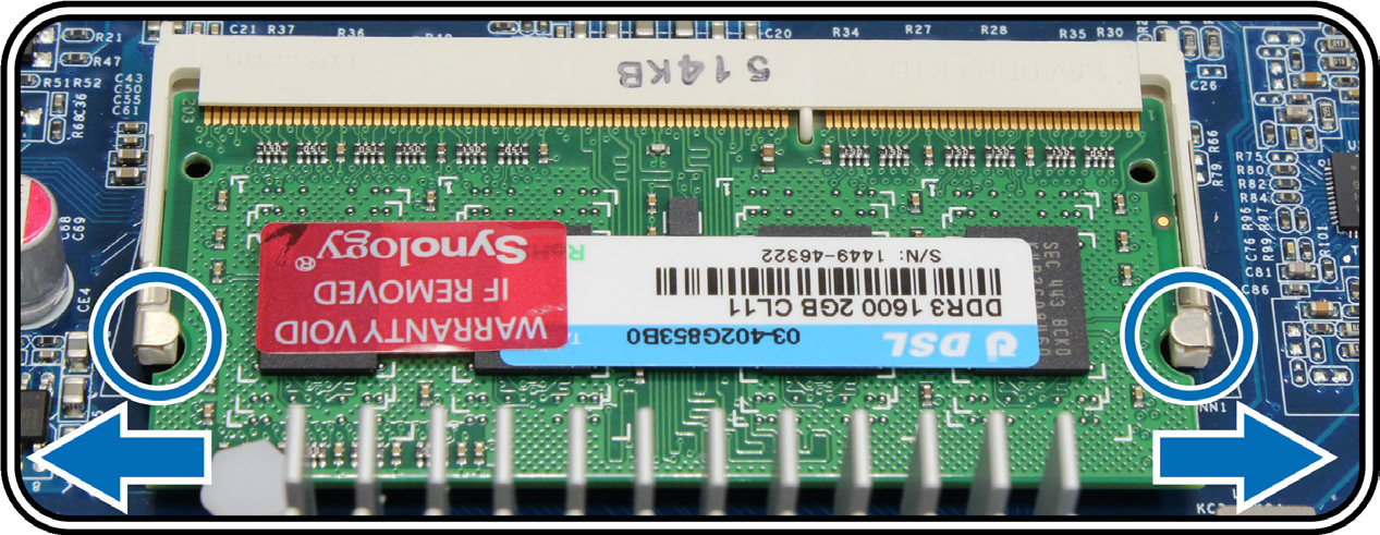 Odebrání modulu paměti RAM: 1 Vypněte zařízení RackStation podle pokynů v 1. a 2.