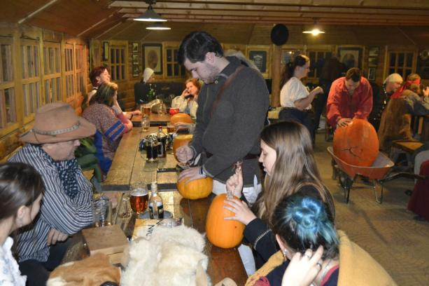 členskou schůzi cca do 16-17h, pak jdu předělat dýni na halloweenskou hlavu,