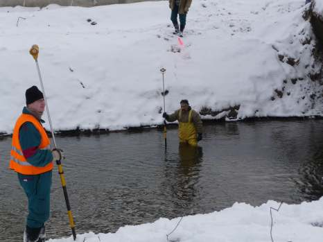 Obrázek č. 1-7: Geodetické měření koryta toku Ploučnice po odtěžení sedimentu 20. 12. 2010 za asistence ZBZS Obrázek č.