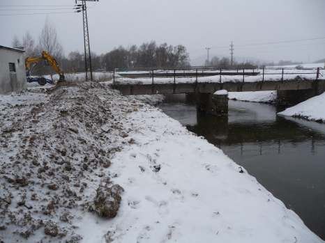 23.11. 2010, které se konalo na MěÚ Stráž pod Ralskem bylo konstatováno, že starý most tvoří protipovodňovou zábranu.