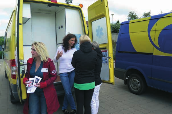 Sanitka R-R na Světle pro AIDS v Jihlavě. A jak testování probíhá? Na začátku dostanete pár jednoduchých otázek k důvodům, proč se chcete nechat otestovat.