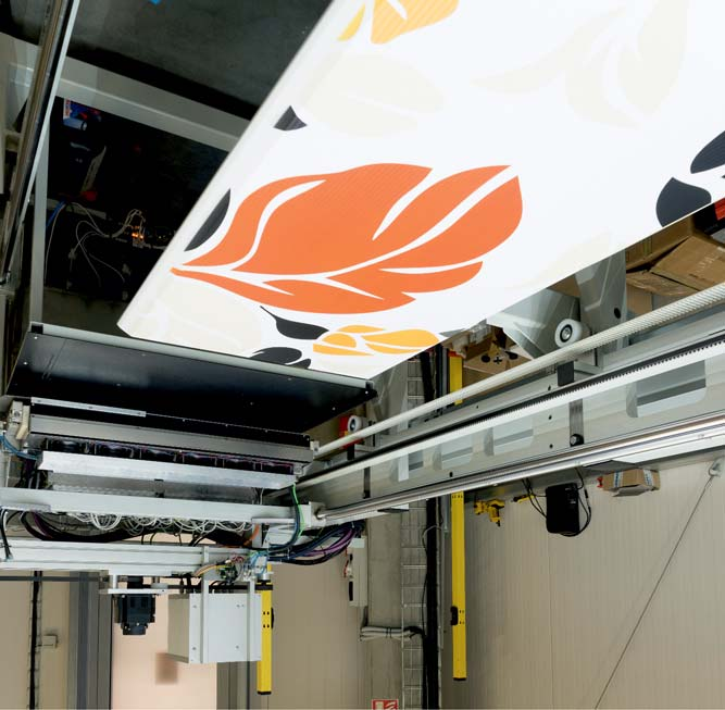 Zařízení: Vysokorychlostní tříosá inkoustová tiskárna s UV vytvrzováním a průběžný lakovací box.
