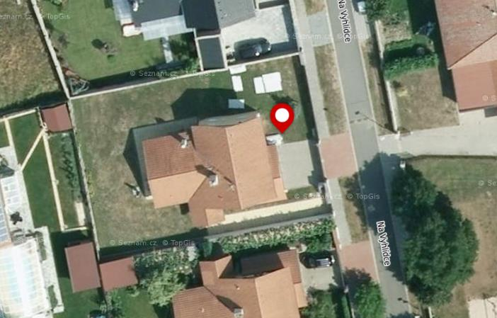Obrázek č. 1: Fotomapa s vyznačením budovy č.p. 238 3 3.2 Poloha Nemovitost se nachází v centru obce Radonice v zástavbě samostatně stojících rodinných domů obdobného stáří, vzhledu a umístění.