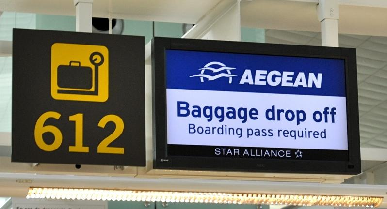 Obrázek 2: Příklad označení drop off přepážky[2] Moderním trendem jsou pak samoodbavovací přepážky na zavazadla, viz obrázek 3, kde si cestující zavazadlo sám zváží a označí a poté buď odnese na