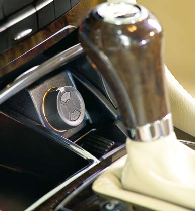 jednu funkci Ve vašem autě je vždy připraven k použití, nenápadně zasunut do zásuvky pro zapalovač.