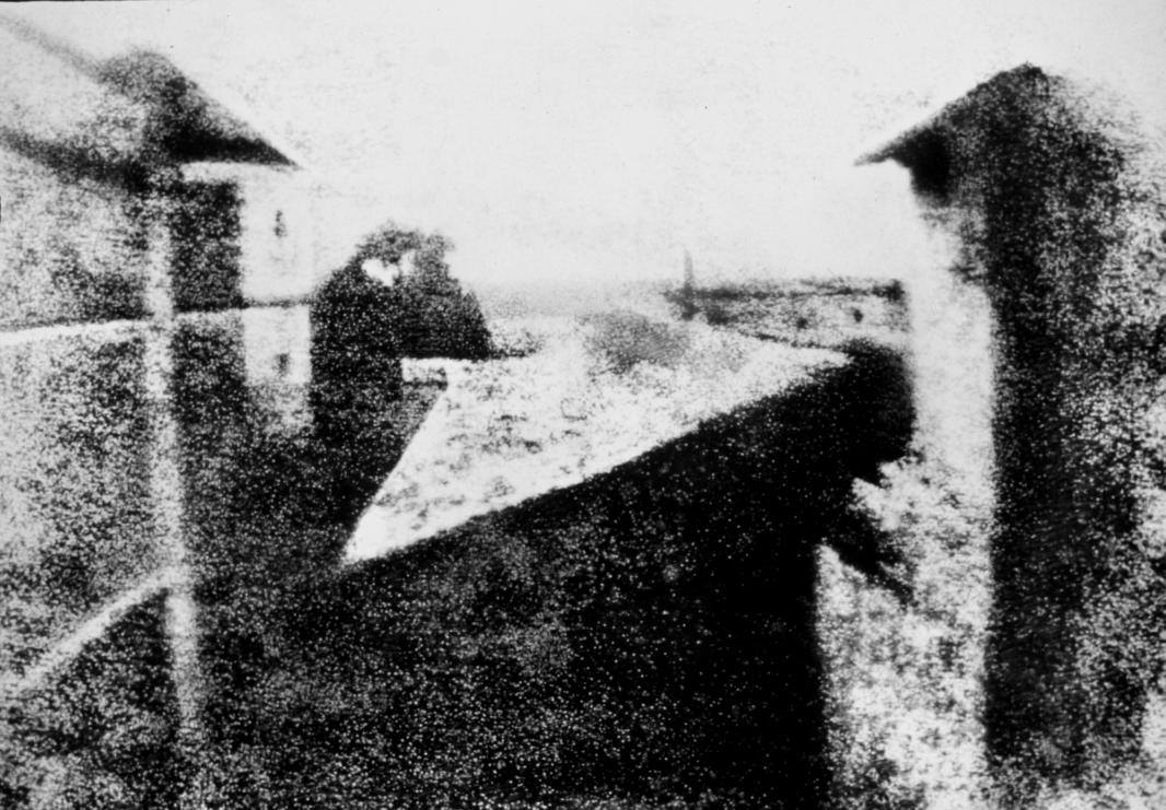 Fotografia - za najstaršiu fotku je považovaná fotka z roku 1826 od francúzskeho vynálezca