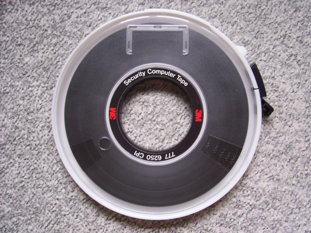 Magnetická páska - predstavuje pevné záznamové médium pozostávajúce z magnetickej vrstvy nanesenej na plastickej páske -