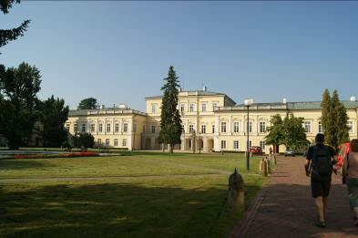 Zámek Pulawy byl přestavěn v klasicistním stylu pro šlechtický rod Czartoryskych. Park byl přeměněn kněžnou Izabelou Czartoryskou na krajinářský park počátkem 19. století za pomoci umělců A. Popa, P.