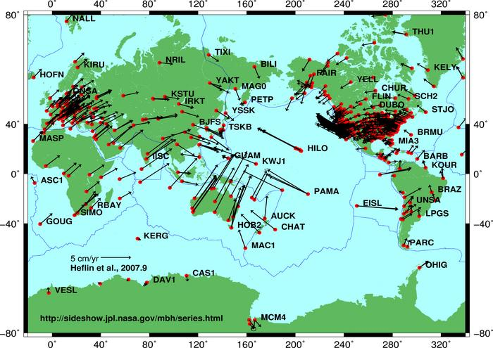 Obr. Geo_11. Současné pohyby kontinentů na Zemi dle NASA. Délka šipky značí rychlost pohybu, červené body měřící stanoviště se zkratkami názvu. Pohyb bodů byl sledován pomocí GPS a satelitního měření.