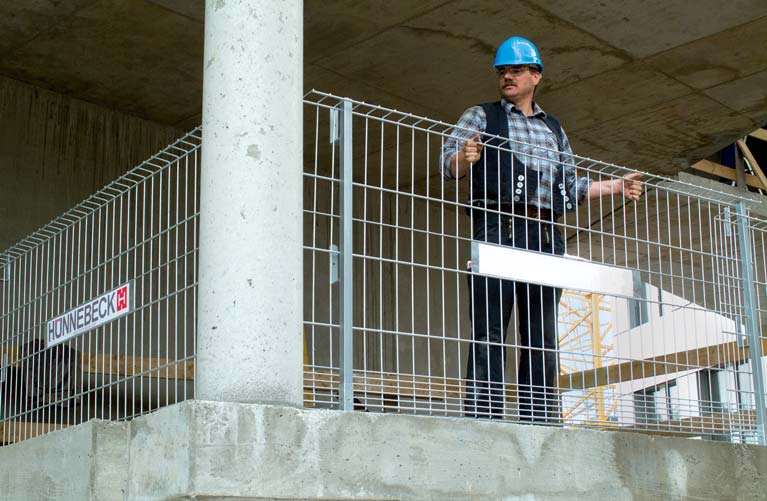 SafeGuard Ochrana volného okraje Dnes se u středních a větších staveb stává zajištění bezpečnosti středem pozornosti koordinátorů BOZP.